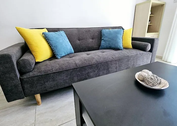 Marina Gardens, Delightful 2 Bedroom Apartment
