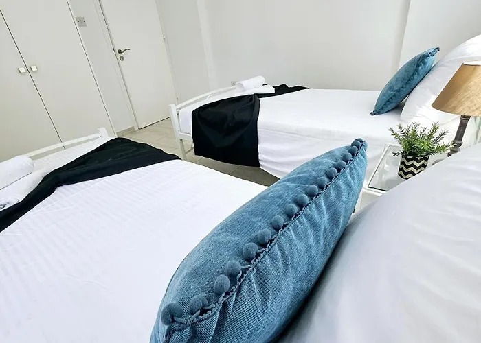 Marina Gardens, Delightful 2 Bedroom Apartment