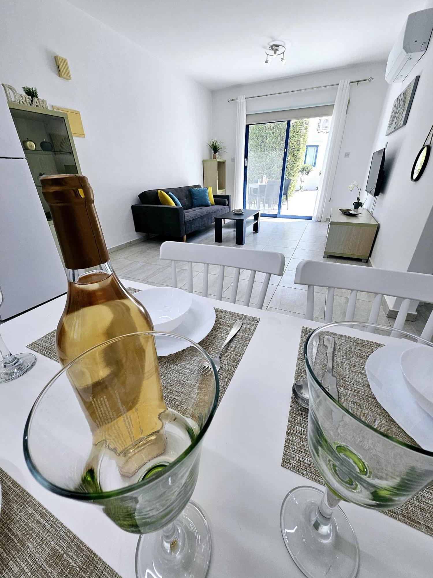 Marina Gardens, Delightful 2 Bedroom Апартаменты Пафос
